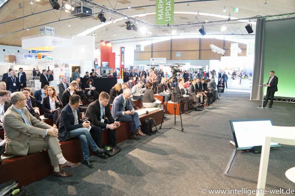 Gefüllte Zuschauerränger beim Bühnenmagazin der Intelligenten Welt auf der IT-TRANS in Karlsruhe
