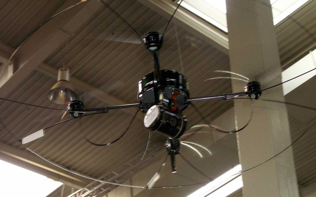 Vorführung der Aufklärungsdrohne Mikado (AirRobot AR-100B) auf dem Stand des Heeres der Bundesrepublik Deutschland in Messehalle 6 der CeBIT 2006. Fotograf: padeluun.