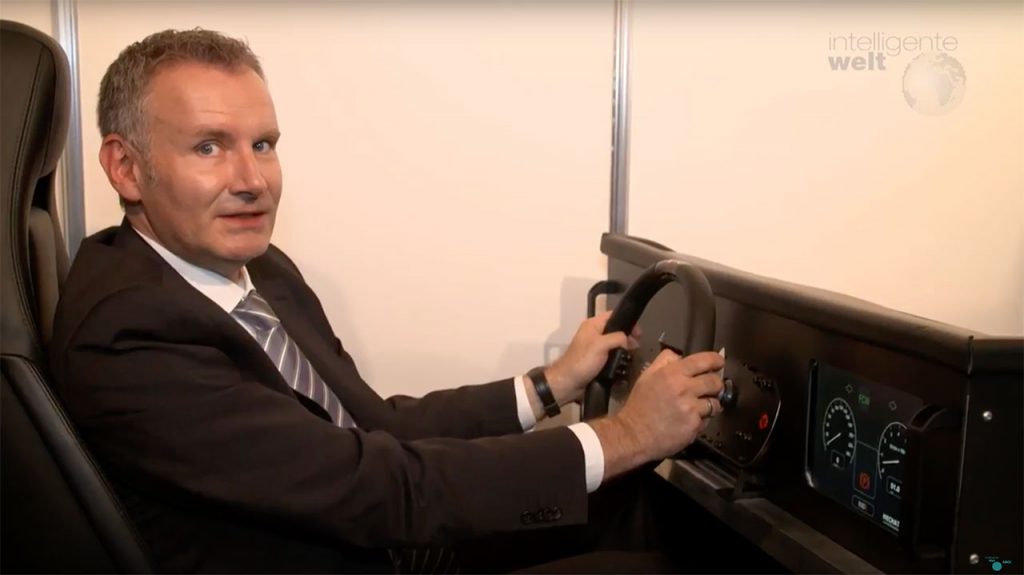 Hannes Rügheimer testet den Fahrsimulator für hochautomatisiertes Fahren des Lehrstuhls für Mechatronik der Universität Duisburg-Essen .