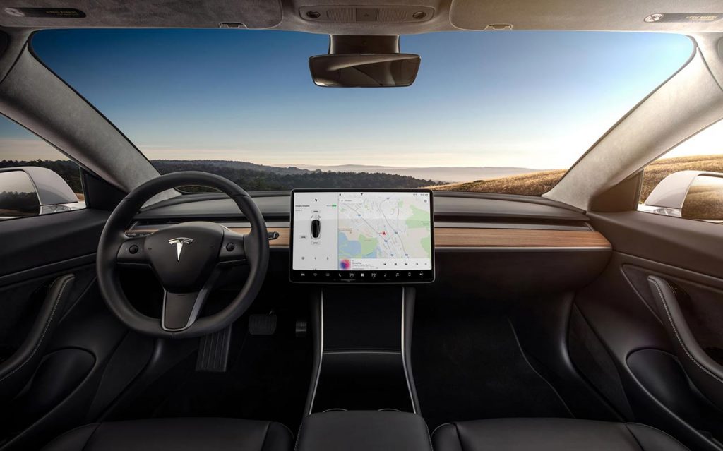 Nur ein zentraler Touchscreen, zwei Lenkstockhebel und zwei Scroll-Elemente am Lenkrad – damit müssen sich Fahrer des Tesla Model 3 begnügen.