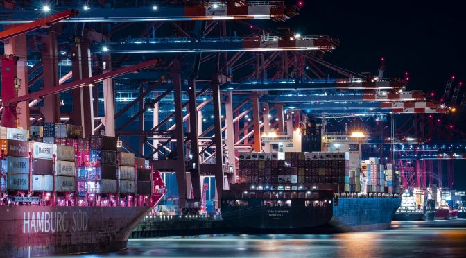 Verladen von Containern im Hafen Hamburg