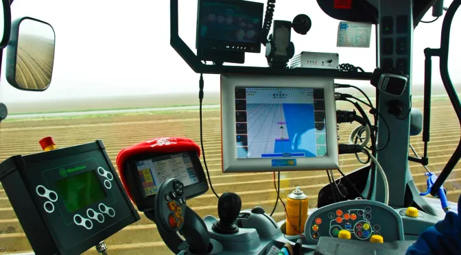 Digitaliserung in der Landwirtschaft: GPS hilft Traktoren hochpräzise die Spur zu halten