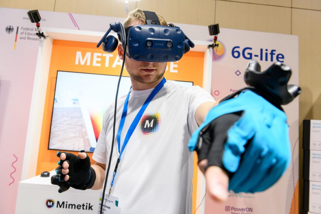 Wissenschaftler mit VR-Brille und Datenhandschuh.