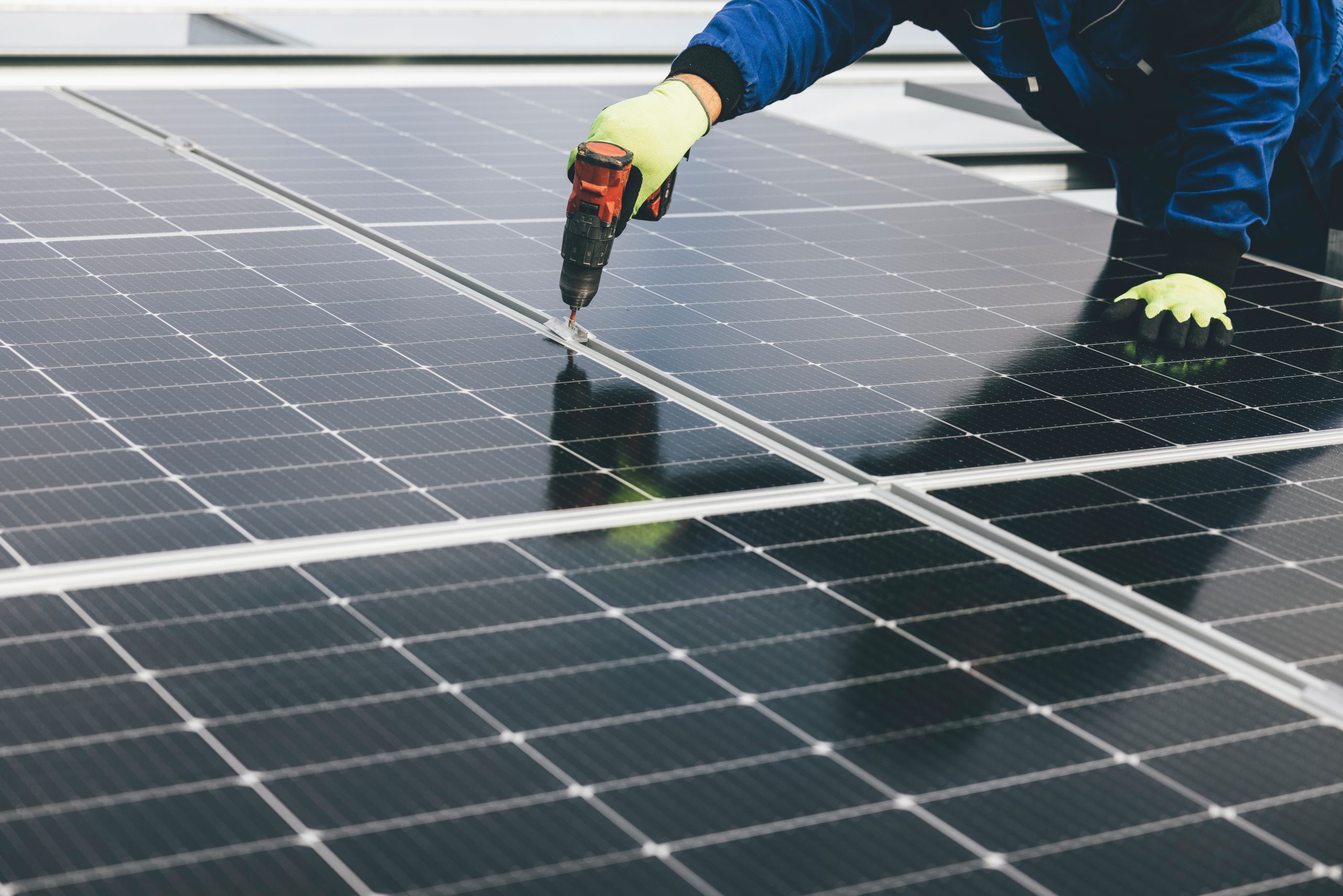Mit Solarzellen auf dem Dach schieben Häuslebauer die Energiewende an. 