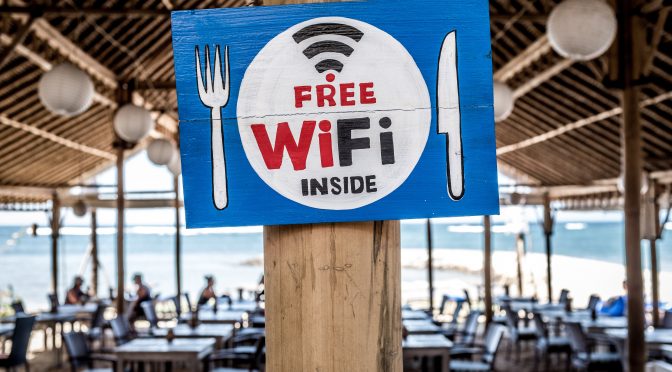 Tafel mit Free Wifi inside
