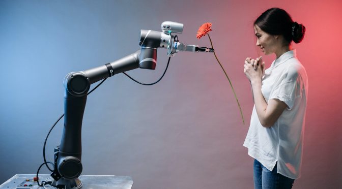 Junge Frau bekommt Blume von Roboter überreicht